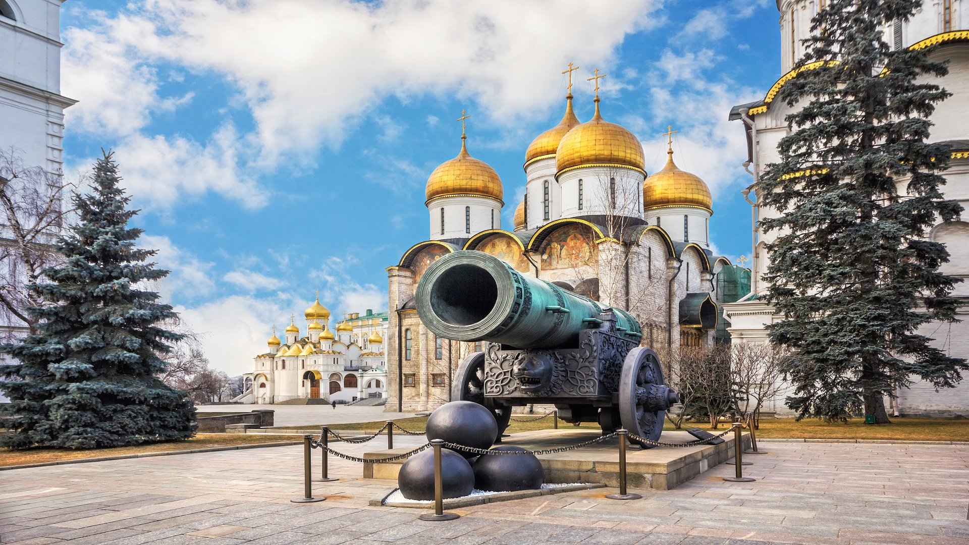 Московский Кремль и Оружейная палата