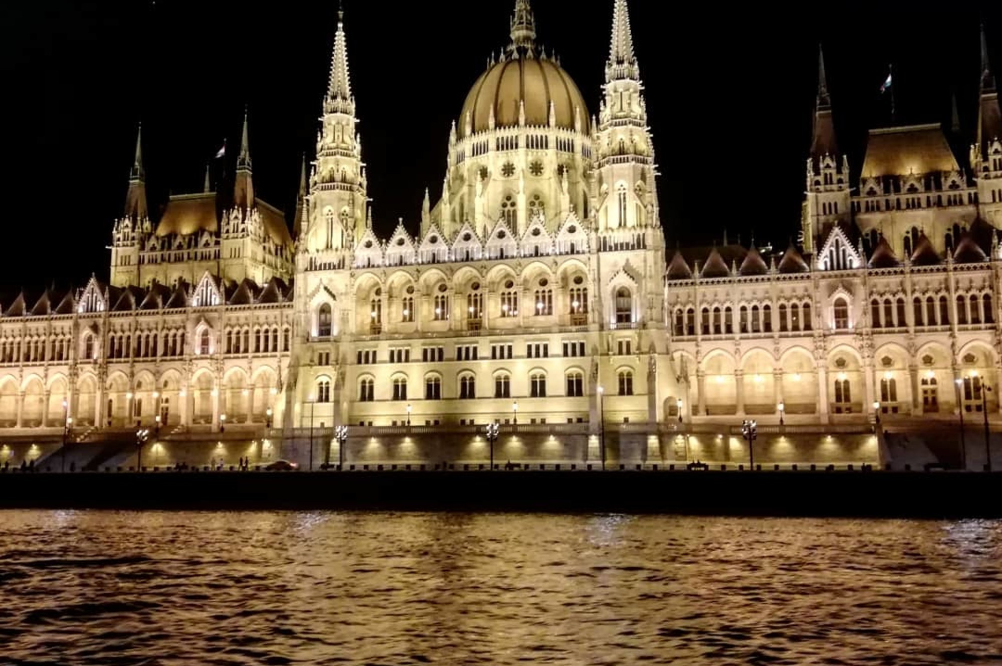 Хорошая прогулка. Ночной Будапешт великолепен. Советую всем. Единственное, на верхней палубе хуже слышно.